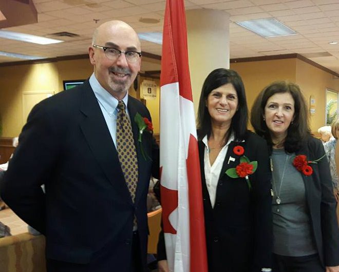 Marisa Peiro, au centre, accompagn&eacute;e par Ronald Brunet, le directeur de Cit&eacute; Rive, et Sylvie Roy, la directrice des soins.