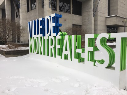 Une enseigne devant l’hôtel de ville de Montréal-Est en décembre 2016.