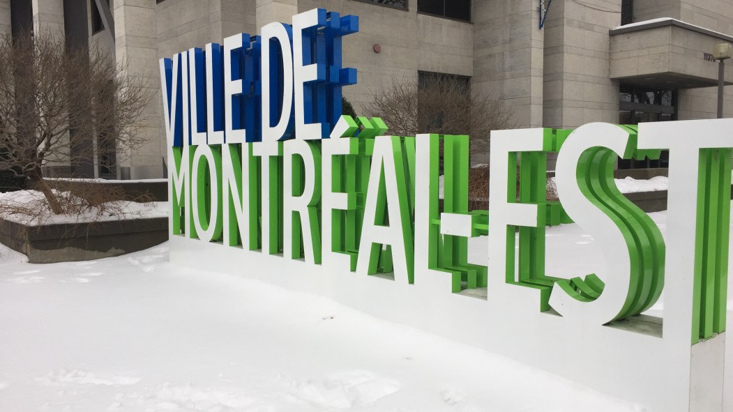 Une enseigne devant l’hôtel de ville de Montréal-Est en décembre 2016.