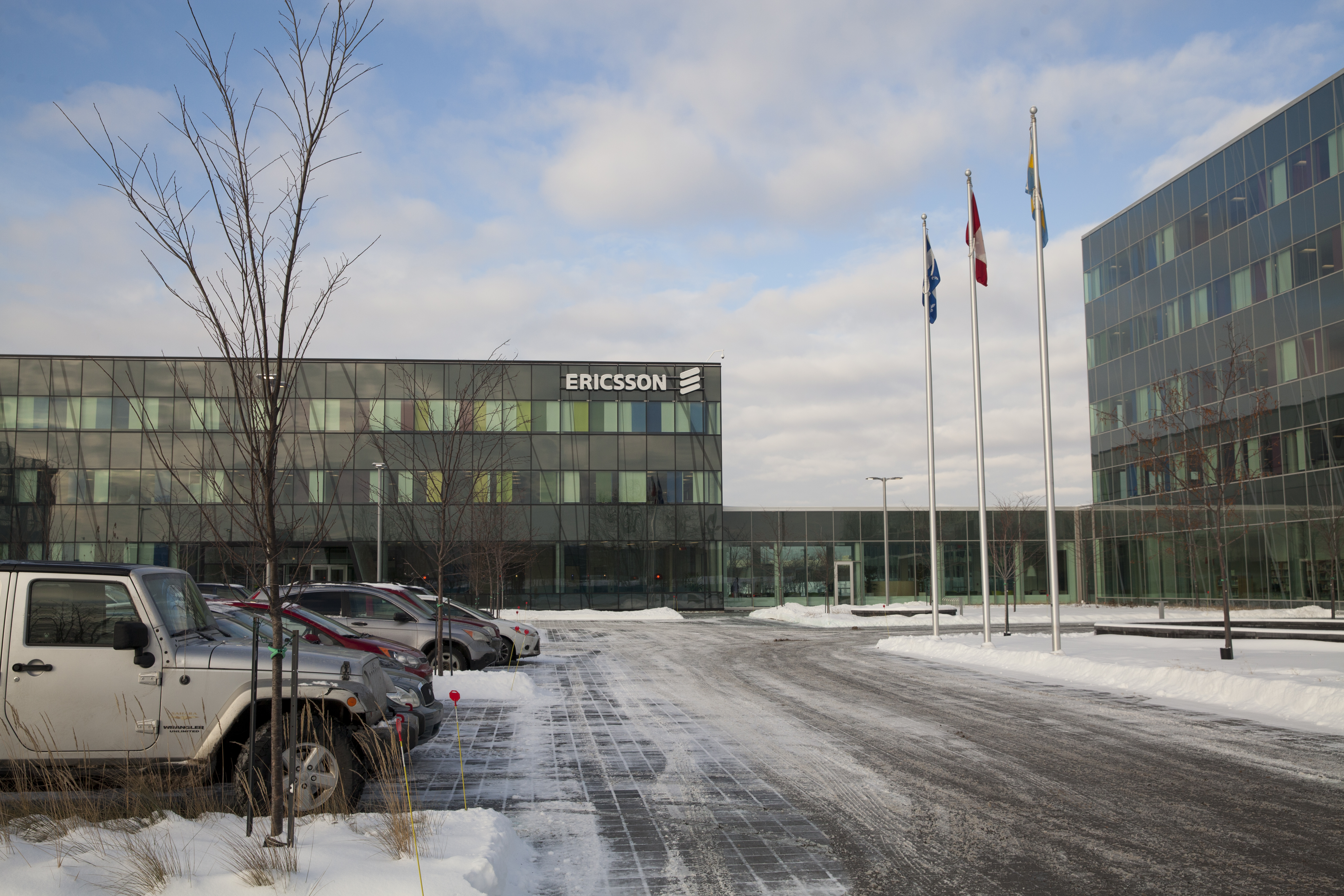 Les nouveaux bâtiments d'Éricsson dans Ville Saint-Laurent avec la présence de Alan de Soussa et la présidente Maria Elena Carbajal.