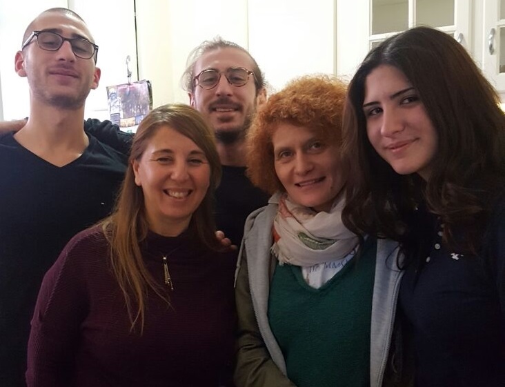Mina Aro et ses enfants, Alexandre, Samir et Windey ont reçu l'aide de la responsable du programme de parrainage des réfugiés de l'archidiosèce de Montréal, Alessandra Santopadre (au centre à droite).