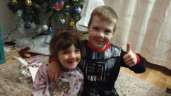 Avec la première neige, les lutins coquins ont envahi l'appartement des Tremblay. À leur réveil, Flavie et Colin se sont retrouvés avec une moustache, gracieuseté de leurs petits visiteurs. 