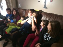 Grâce aux paniers de Noël des pompiers, la famille Bombardier pourra passer un agréable temps des Fêtes. 