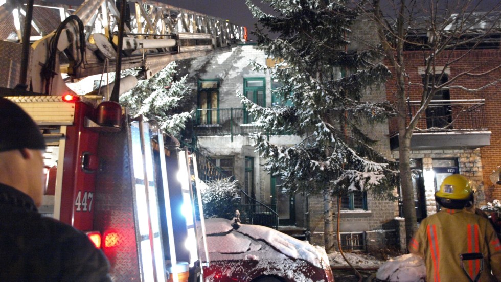 Les équipes d'urgence étaient encore sur place vers 17h00.