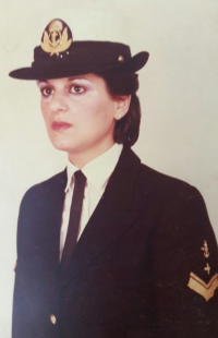 Marisa Peiro avec ses habits militaires.