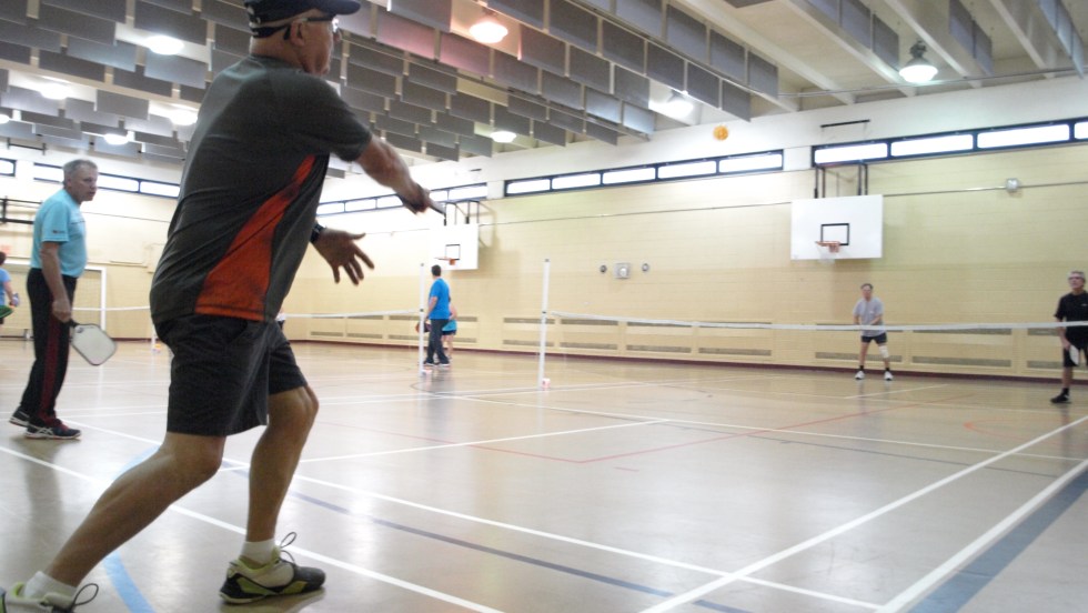 Le Pickleball réuni des aspects de plusieurs autres sports, mais est accessible à tous.