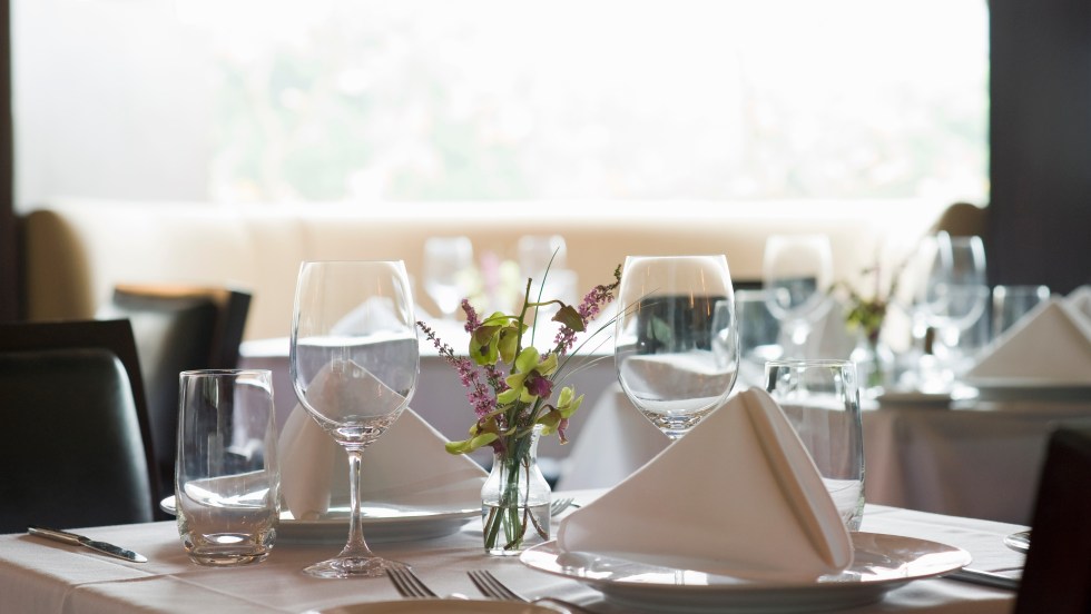 Des restaurants ont commencé à imposer une «taxe covid».