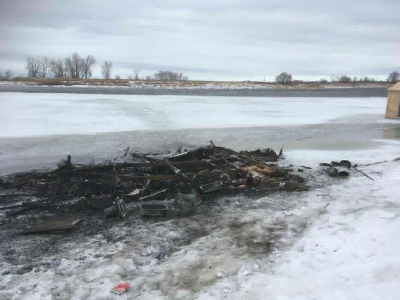Maxime Boivin a publié cette photo de sa cabane à pêche incendiée dans la rampe de mise à l'eau du boul. Gouin E. et de la 133e Rue, dans Pointe-aux-Trembles, le 23 janvier 2017.