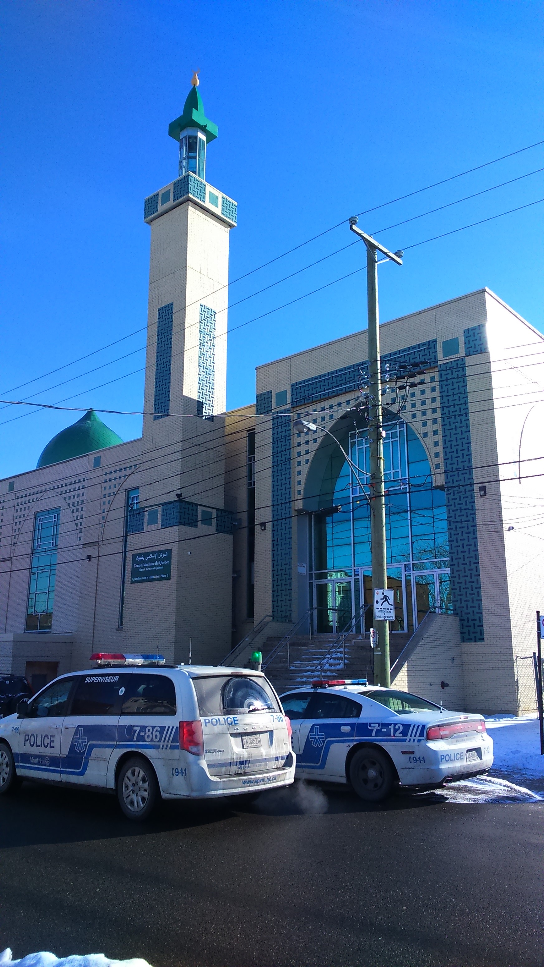 Dans l'une des plus grandes mosqu&eacute;es de la province, cr&eacute;&eacute;e en 1954, la communaut&eacute; musulmane &eacute;tait sous le choc au lendemain de la fusillade de Qu&eacute;bec qui a fait six morts. (Johanna Pellus/TC Media)