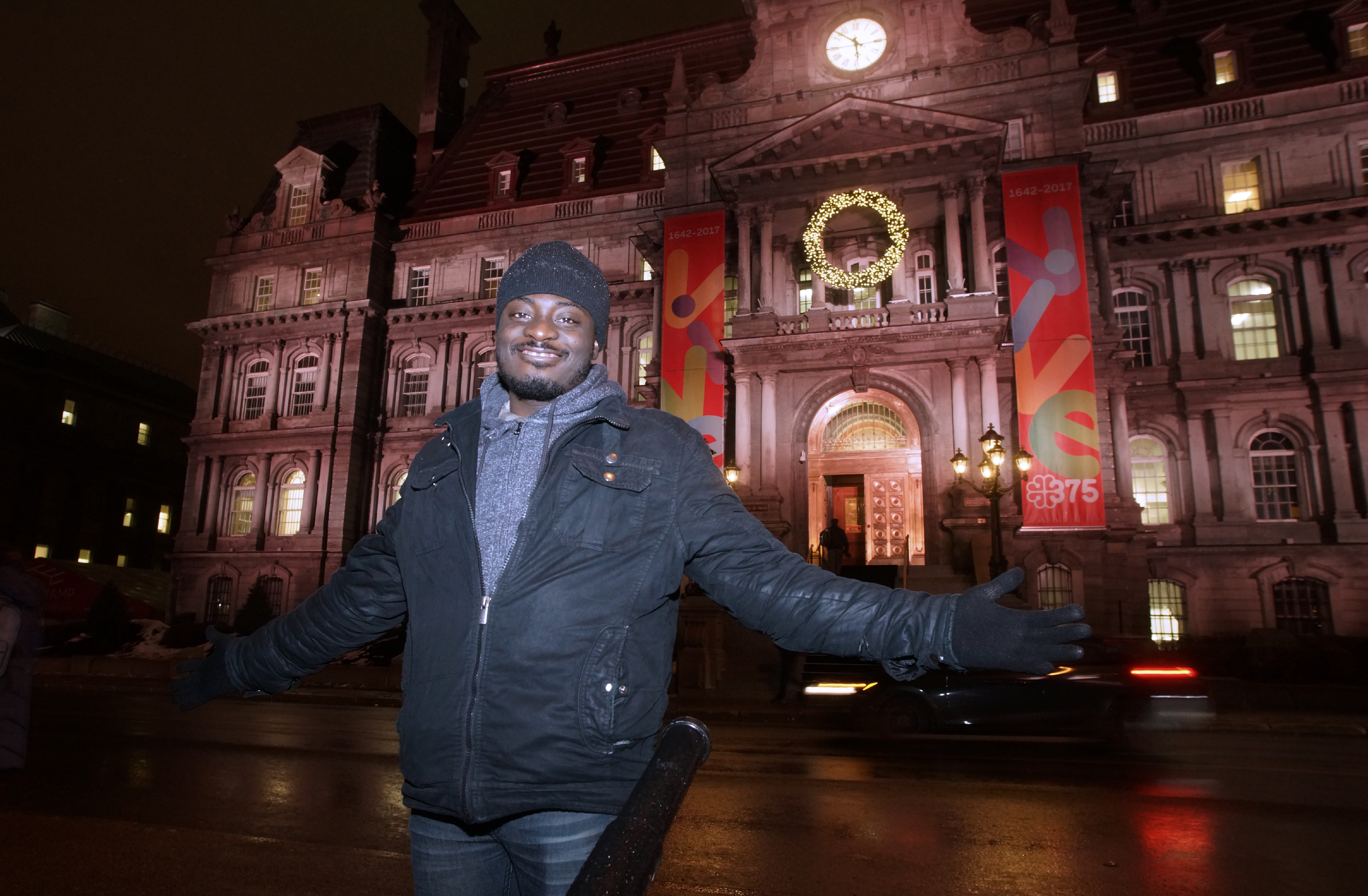 Ernest Edmond pose devant l'hôtel de ville de Montréal, le 12 janvier 2017.