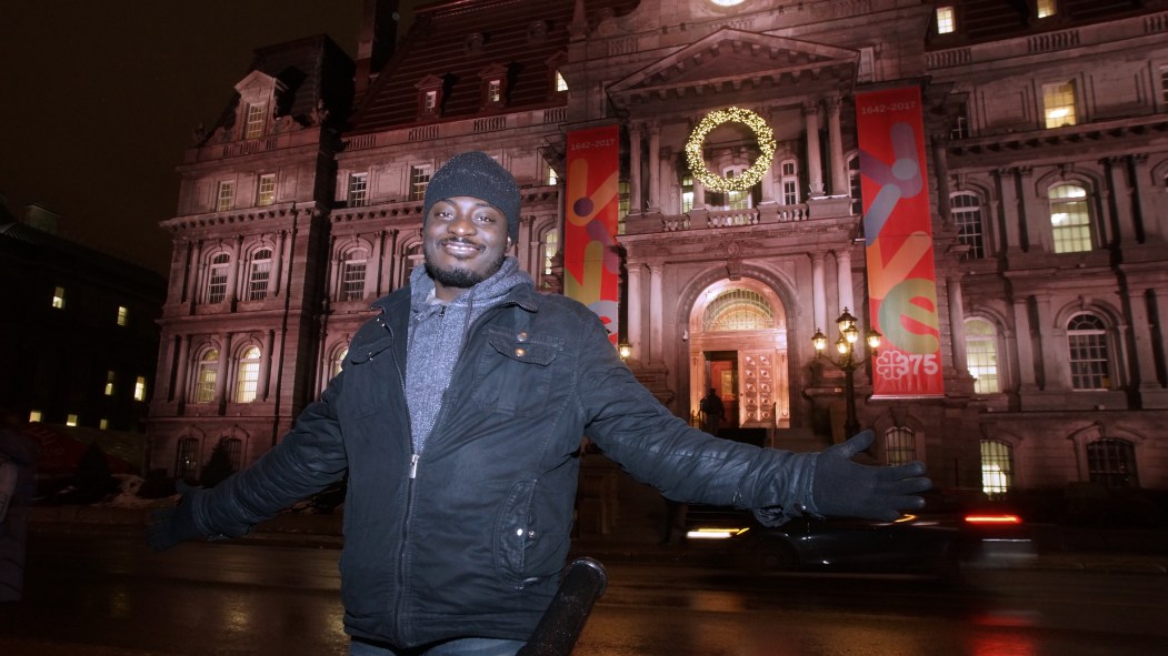 Ernest Edmond pose devant l'hôtel de ville de Montréal, le 12 janvier 2017.
