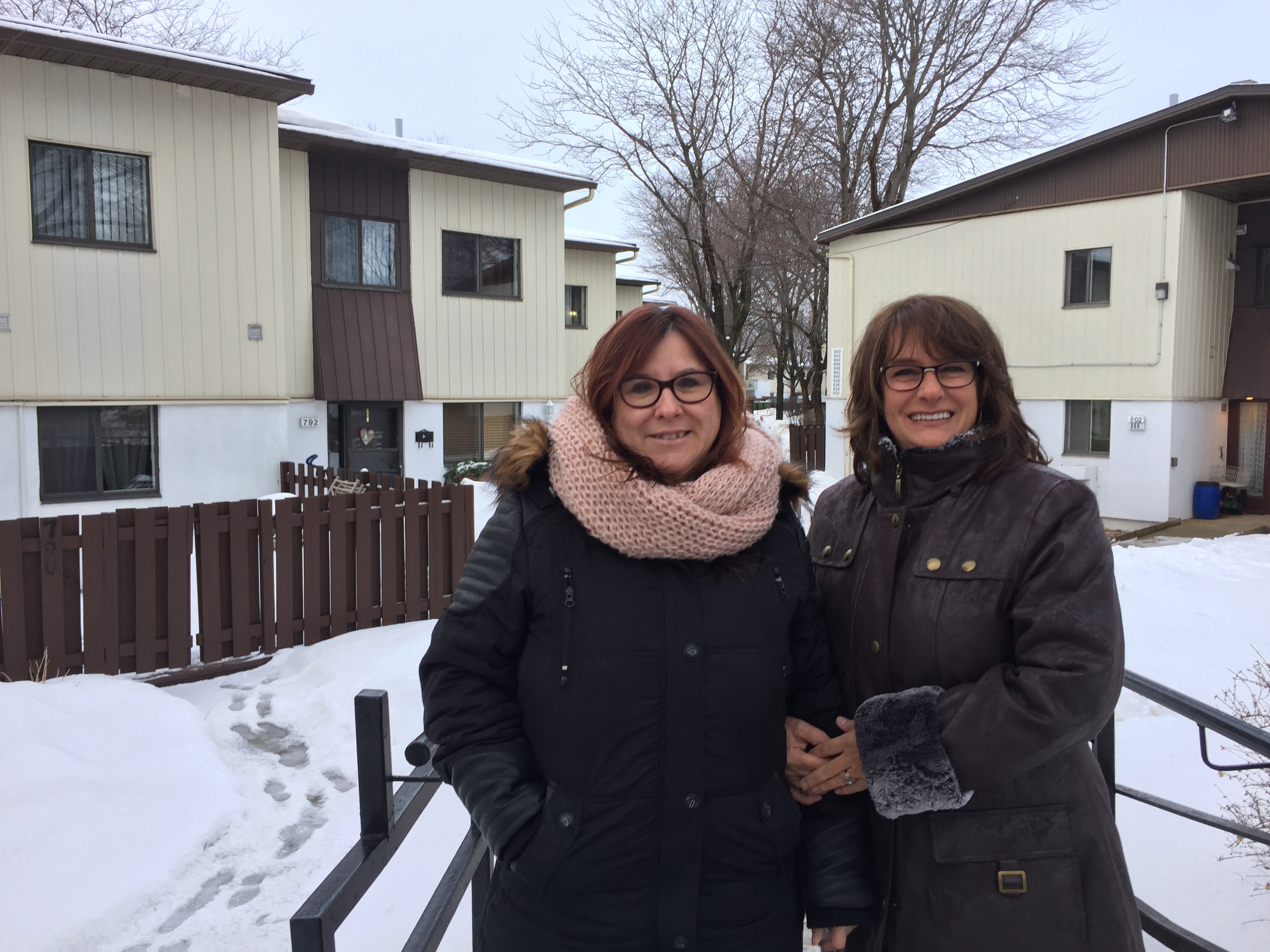 Line Francoeur et Céline Bouthillier se tiennent devant la coopérative d'habitation Le Colombier en janvier 2017.