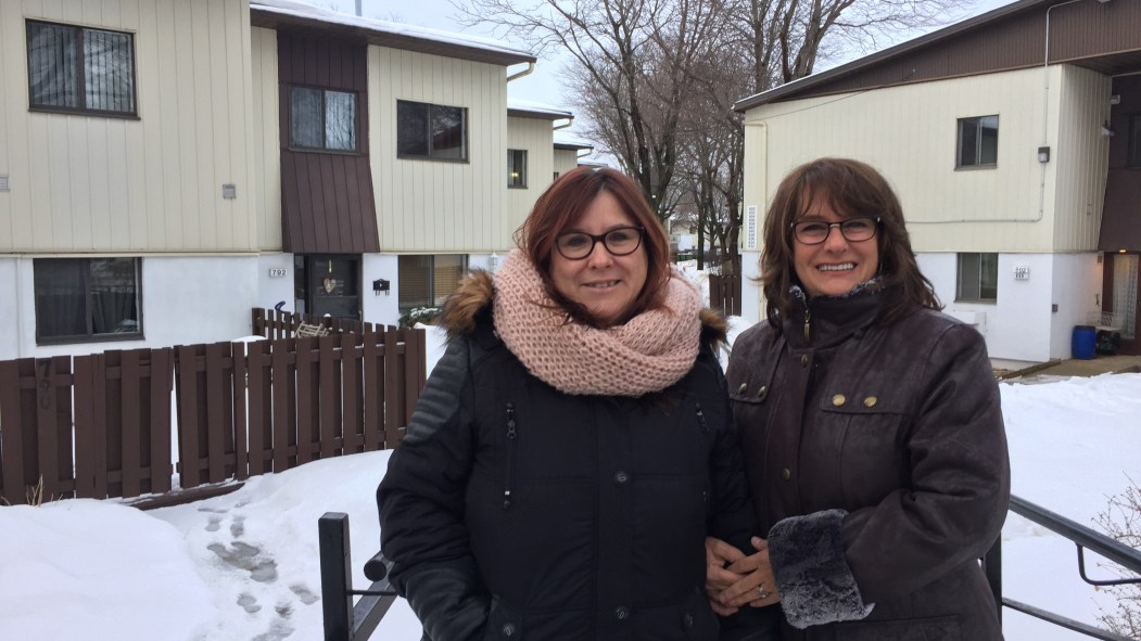 Line Francoeur et Céline Bouthillier se tiennent devant la coopérative d'habitation Le Colombier en janvier 2017.