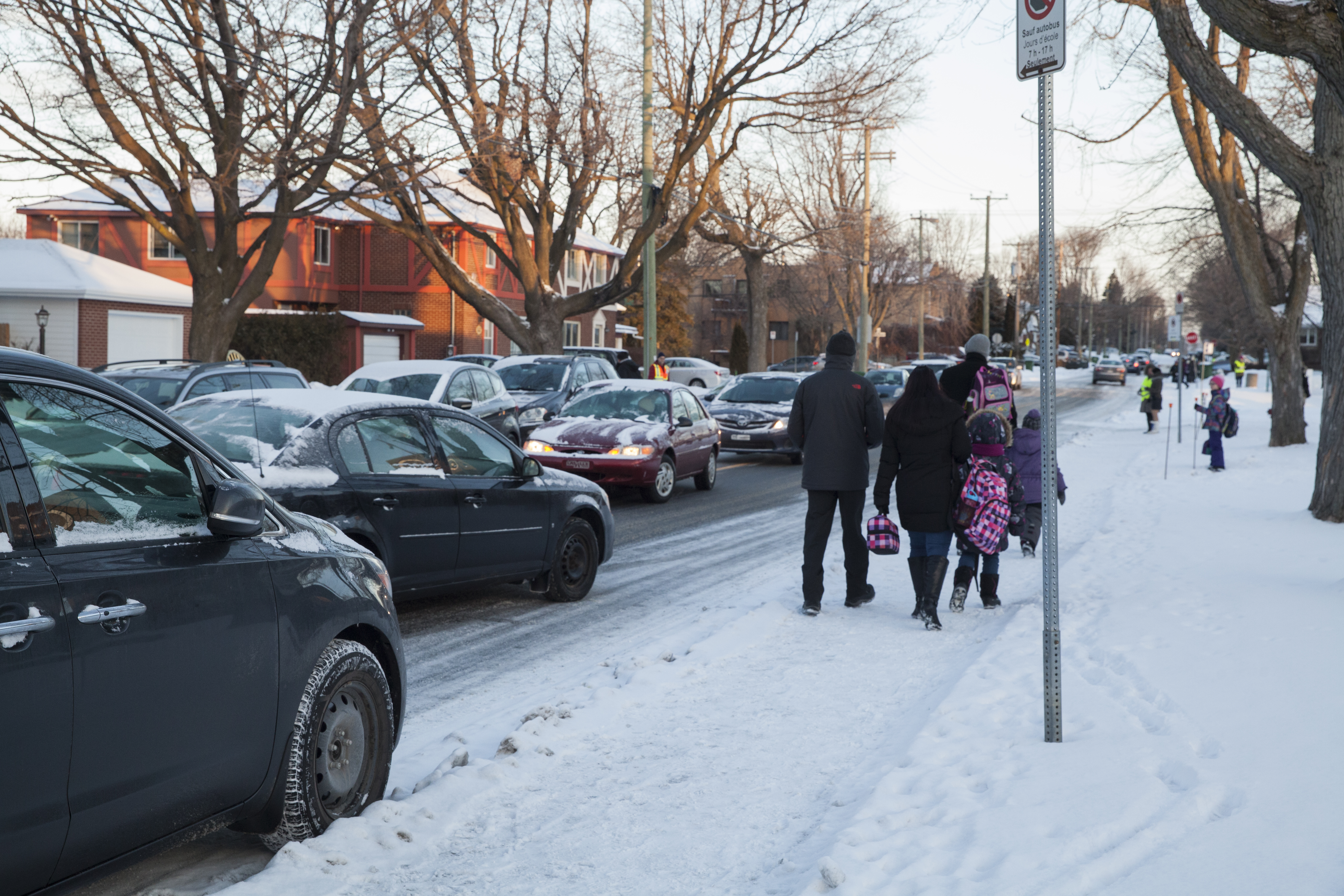 Semaine de la s&eacute;curit&eacute; des transport scolaire. Des membres de la commission scolaire font de la sensibilisation aux abords de l'&eacute;cole Catherine-Soumillard.