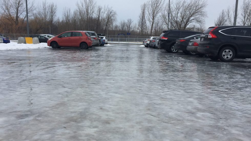 La glace recouvre la chaussée du stationnement de la gare Pointe-aux-Trembles, le matin du 11 janvier 2017.