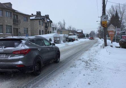 Un radar indique la vitesse d'un véhicule sur le boulevard Gouin Est, dans le secteur Rivière-des-Prairies, le 18 janvier 2017.