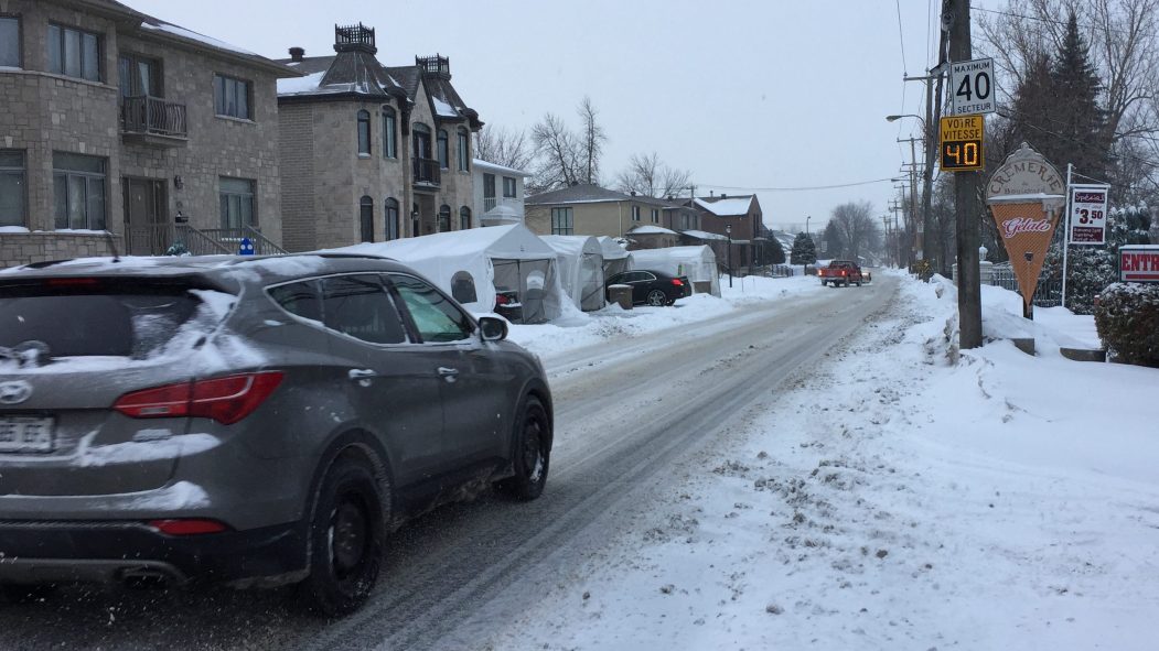 Un radar indique la vitesse d'un véhicule sur le boulevard Gouin Est, dans le secteur Rivière-des-Prairies, le 18 janvier 2017.