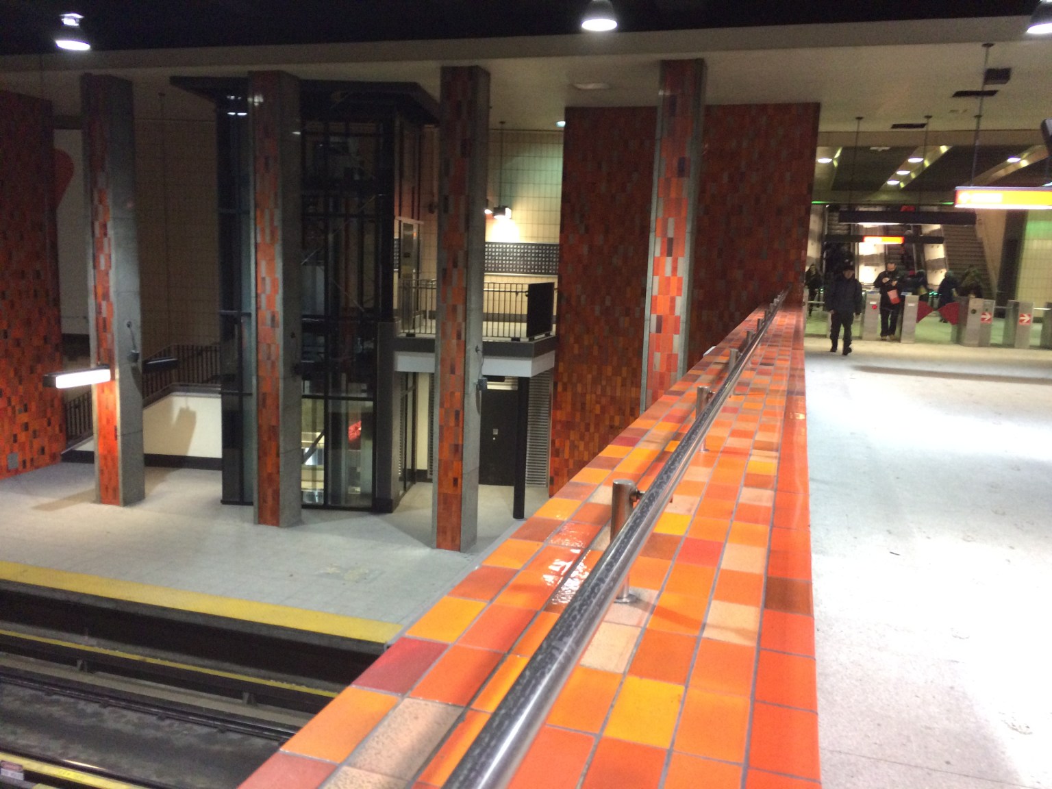 Les ascenseurs de la station Rosemont ouvrent leurs portes