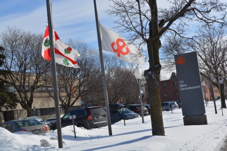 Les drapeaux sont en berne devant la mairie de Saint-Laurent en guise d’appui aux résidents de la capitale nationale. (Collaboration spéciale/Arrondissement de Saint-Laurent)