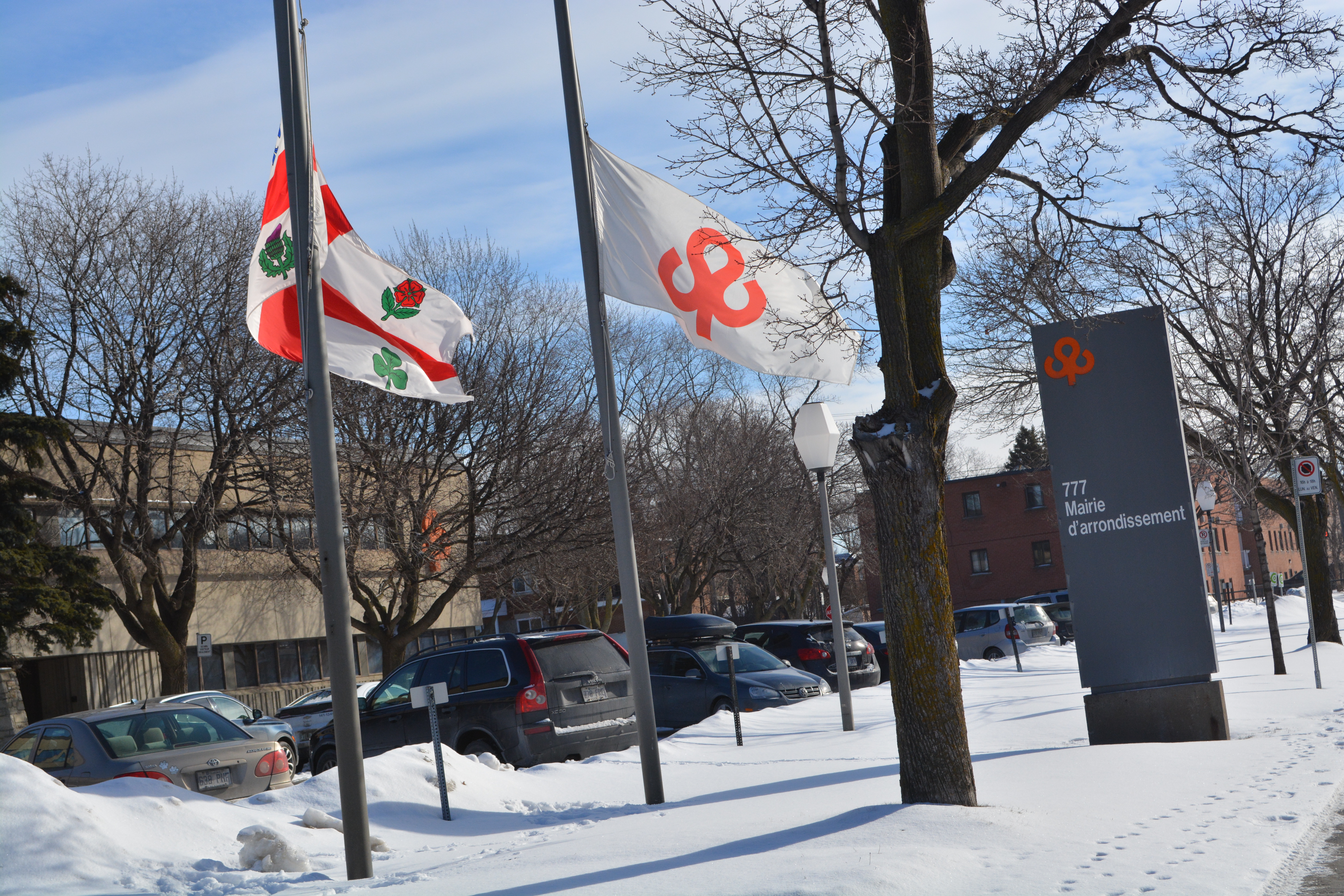 Les drapeaux sont en berne devant la mairie de Saint-Laurent en guise d&rsquo;appui aux r&eacute;sidents de la capitale nationale. (Collaboration sp&eacute;ciale/Arrondissement de Saint-Laurent)