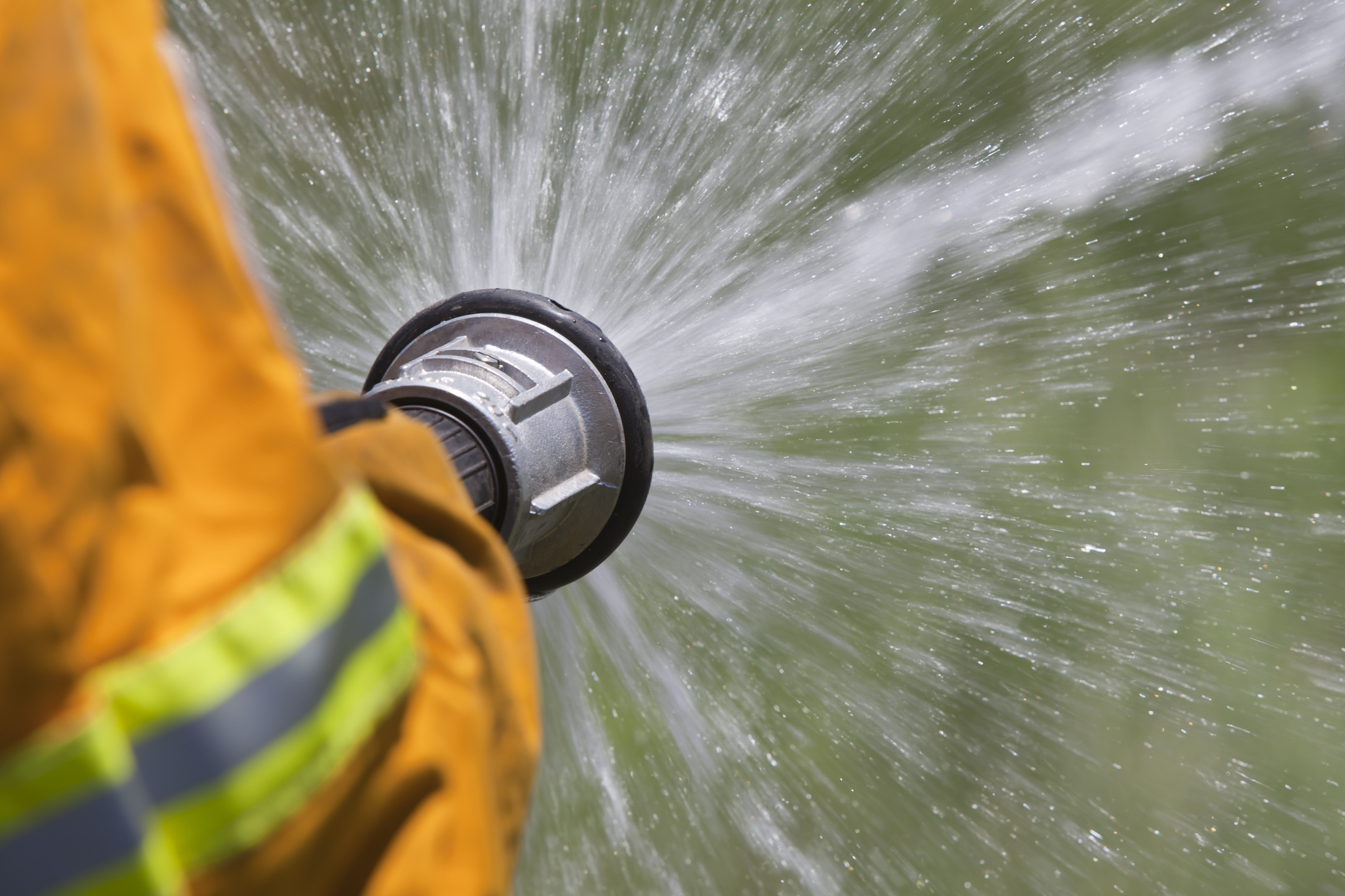 incendie un pompier active son boyau.