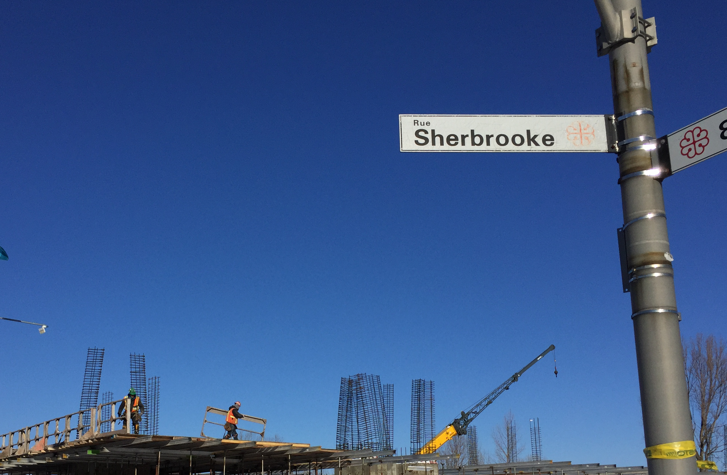 Des travailleurs sur un chantier de la rue Sherbrooke Est, au coin de la 81e Avenue, dans Pointe-aux-Trembles, en février 2017.