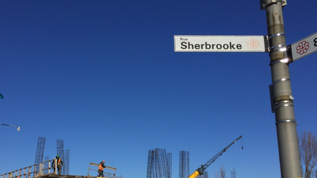 Des travailleurs sur un chantier de la rue Sherbrooke Est, au coin de la 81e Avenue, dans Pointe-aux-Trembles, en février 2017.