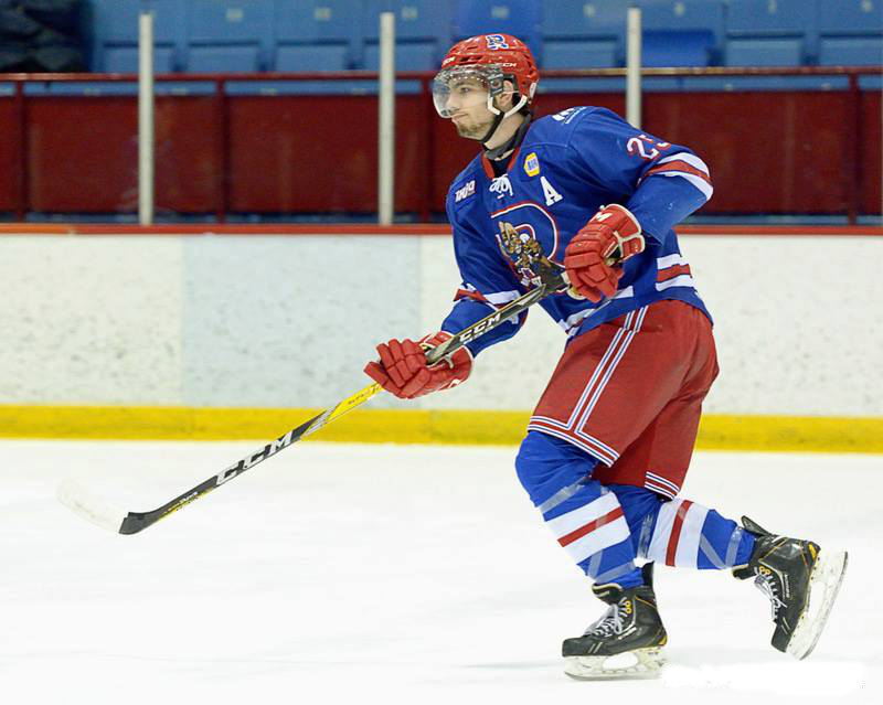 L'attaquant Elio Dimeo, des Rangers de Montréal-Est, s'élance sur la glace du Centre récréatif Édouard-Rivet durant un match contre les Montagnards de Sainte-Agathe le dimanche 26 février 2017.