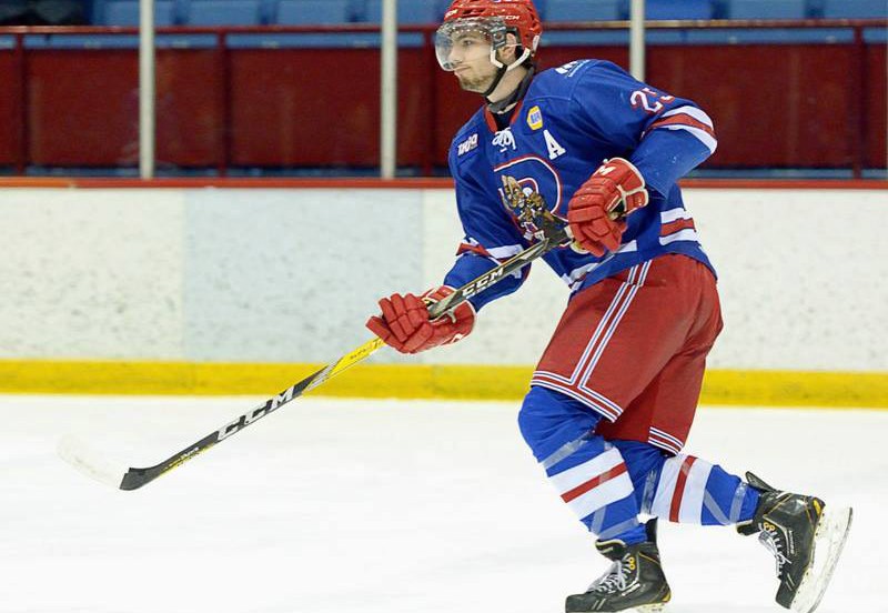 L'attaquant Elio Dimeo, des Rangers de Montréal-Est, s'élance sur la glace du Centre récréatif Édouard-Rivet durant un match contre les Montagnards de Sainte-Agathe le dimanche 26 février 2017.