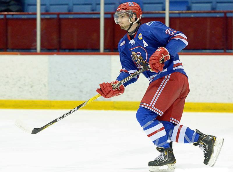 L'attaquant Elio Dimeo, des Rangers de Montréal-Est, s'élance sur la glace du Centre récréatif Édouard-Rivet durant un match contre les Montagnards de Sainte-Agathe le dimanche 26 février 2017.