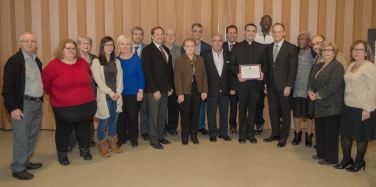 Le d&eacute;put&eacute; de Saint-L&eacute;onard‒Saint-Michel, Nicola Di Iorio, a remis un certificat d'appr&eacute;ciation pour la contribution du p&egrave;re Yohanne Leroux dans la communaut&eacute;.