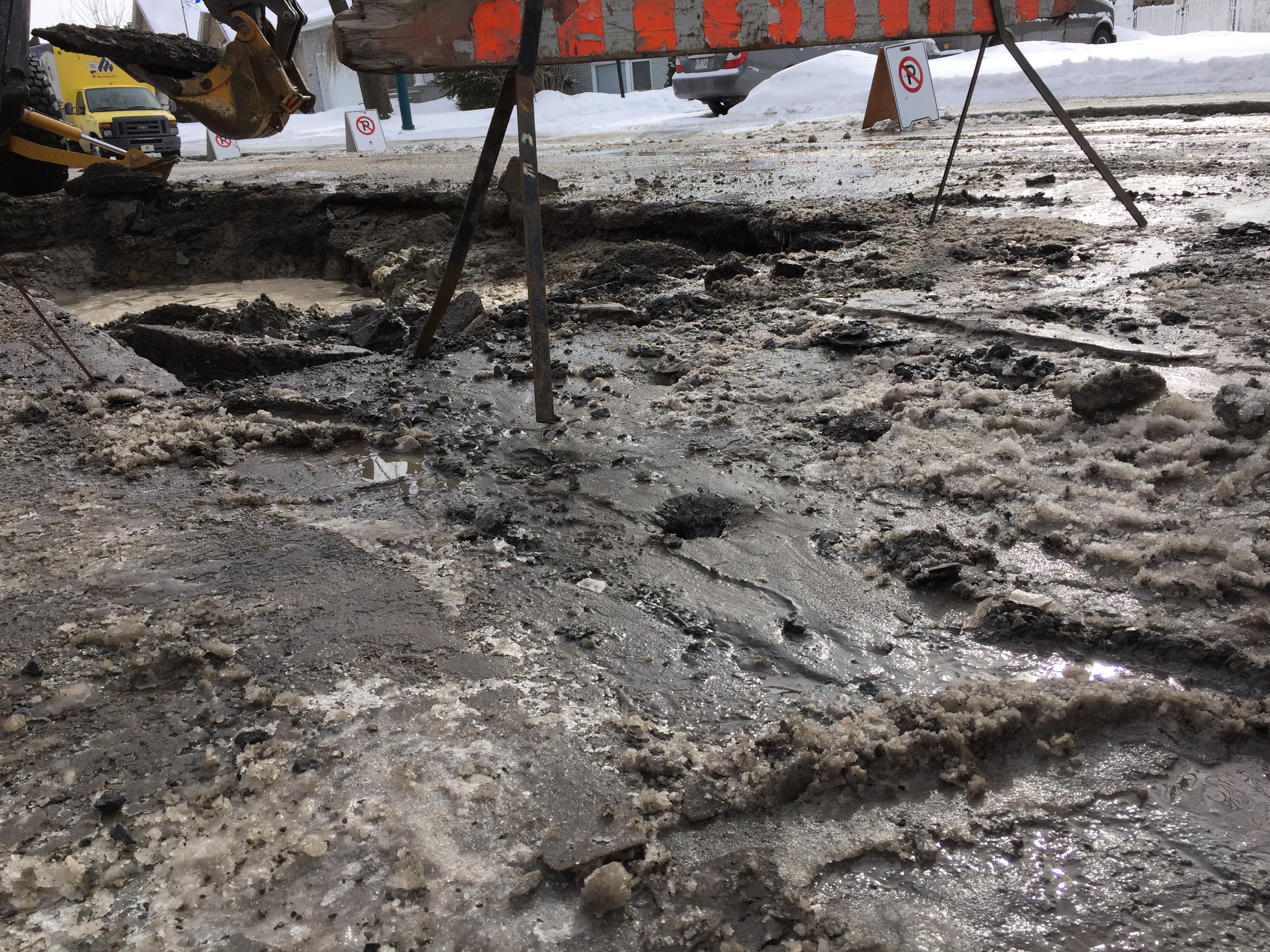 De la glace et de la boue gelée recouvrent la chaussée, avenue de la Providence, à Montréal-Est, à la suite d'une fuite d'aqueduc survenue le 7 février 2017.