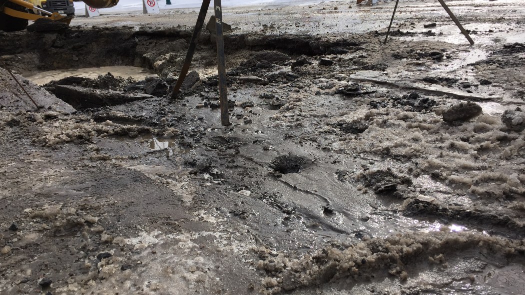 De la glace et de la boue gelée recouvrent la chaussée, avenue de la Providence, à Montréal-Est, à la suite d'une fuite d'aqueduc survenue le 7 février 2017.