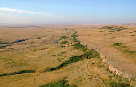 Aerial of visitor centre and cliffs. / Vue aérienne des falaises et du centre d'accueil.