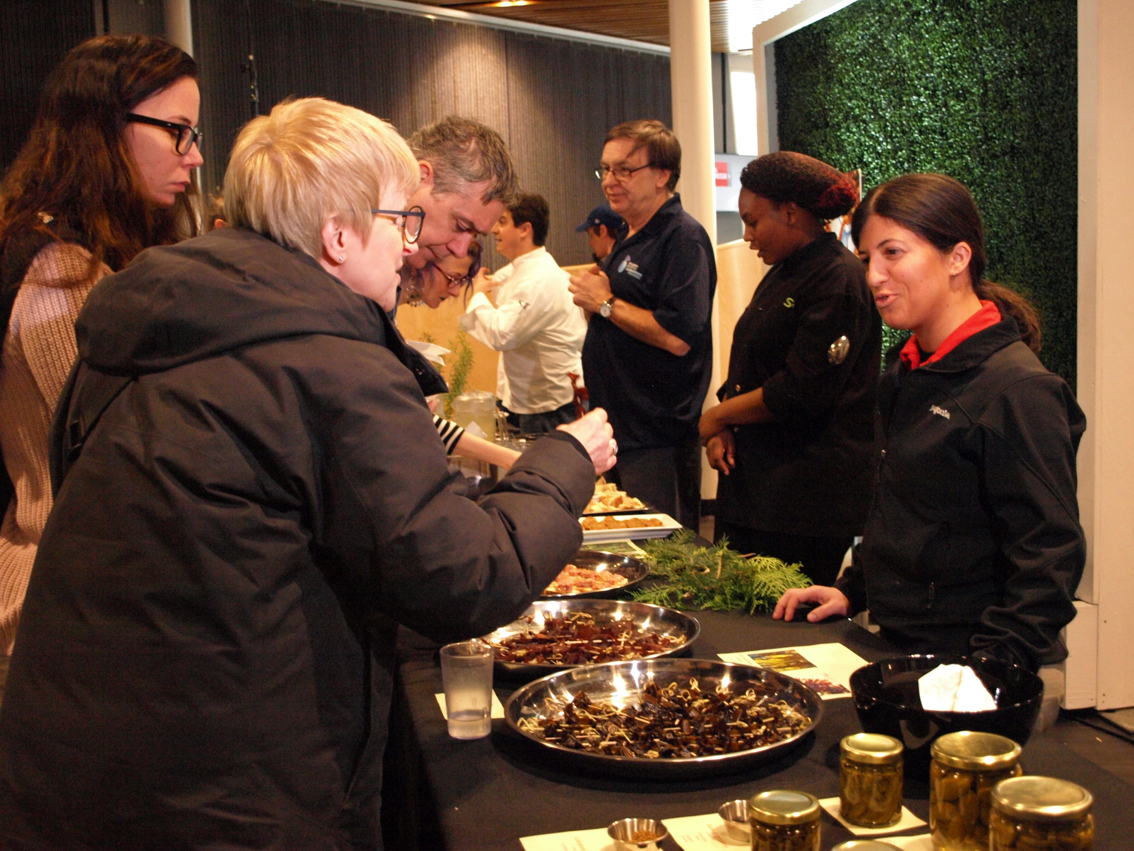 Des amuse-gueules qui seront disponibles lors de Croque-insectes ont été offerts aux visiteurs lors de la présentation de la programmation.