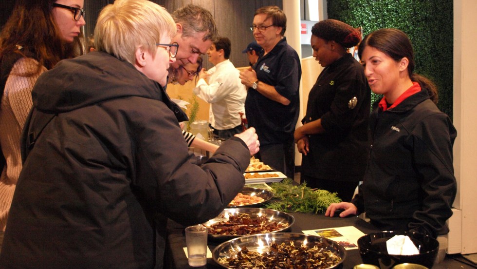 Des amuse-gueules qui seront disponibles lors de Croque-insectes ont été offerts aux visiteurs lors de la présentation de la programmation.