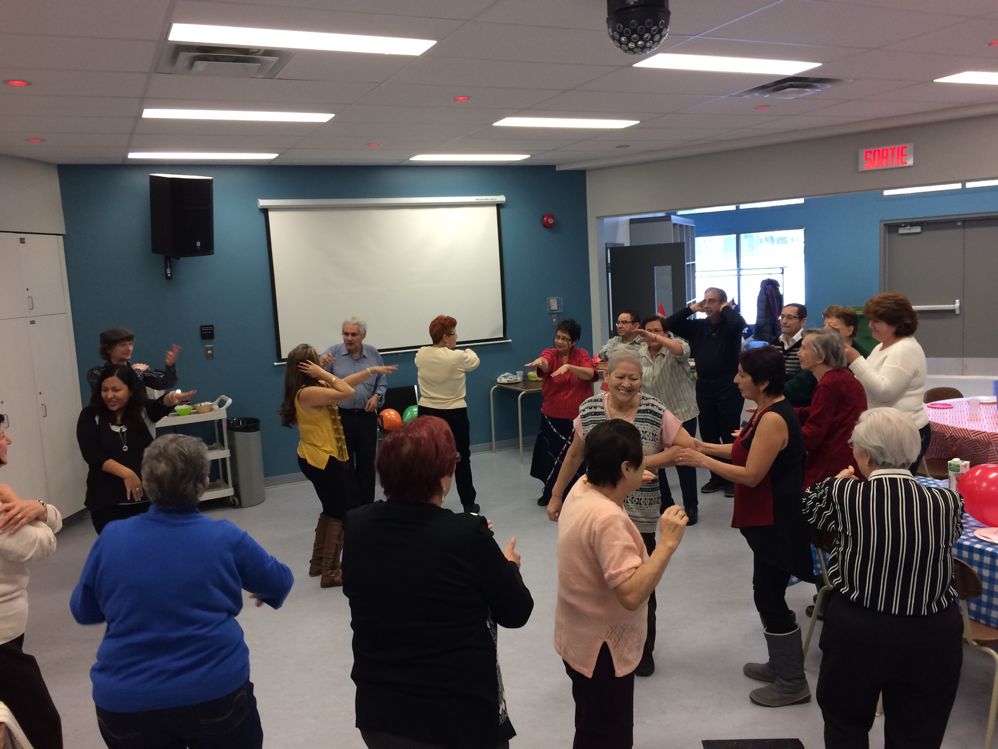 La musique et la danse est une des activités préférées des aînés dans le cadre des jeudis interculturels.