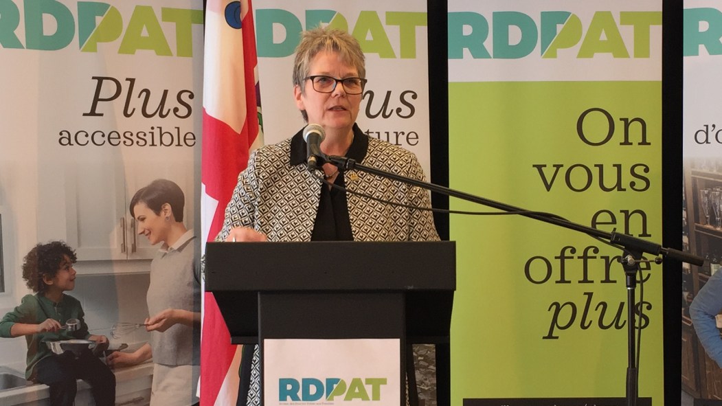 La mairesse de l'arrondissement Rivière-des-Prairies–Pointe-aux-Trembles, Chantal Rouleau, s'exprime en conférence de presse à la Maison du citoyen, le 9 février 2017.