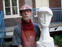 André Turpin avec sa sculpture autoportrait. Photo: Collaboration spéciale