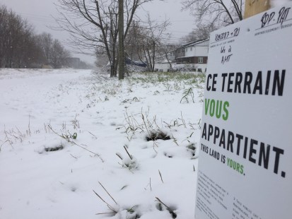 Une affiche de l'organisme Lande sur la friche ferroviaire de Pointe-aux-Trembles, en novembre 2016.