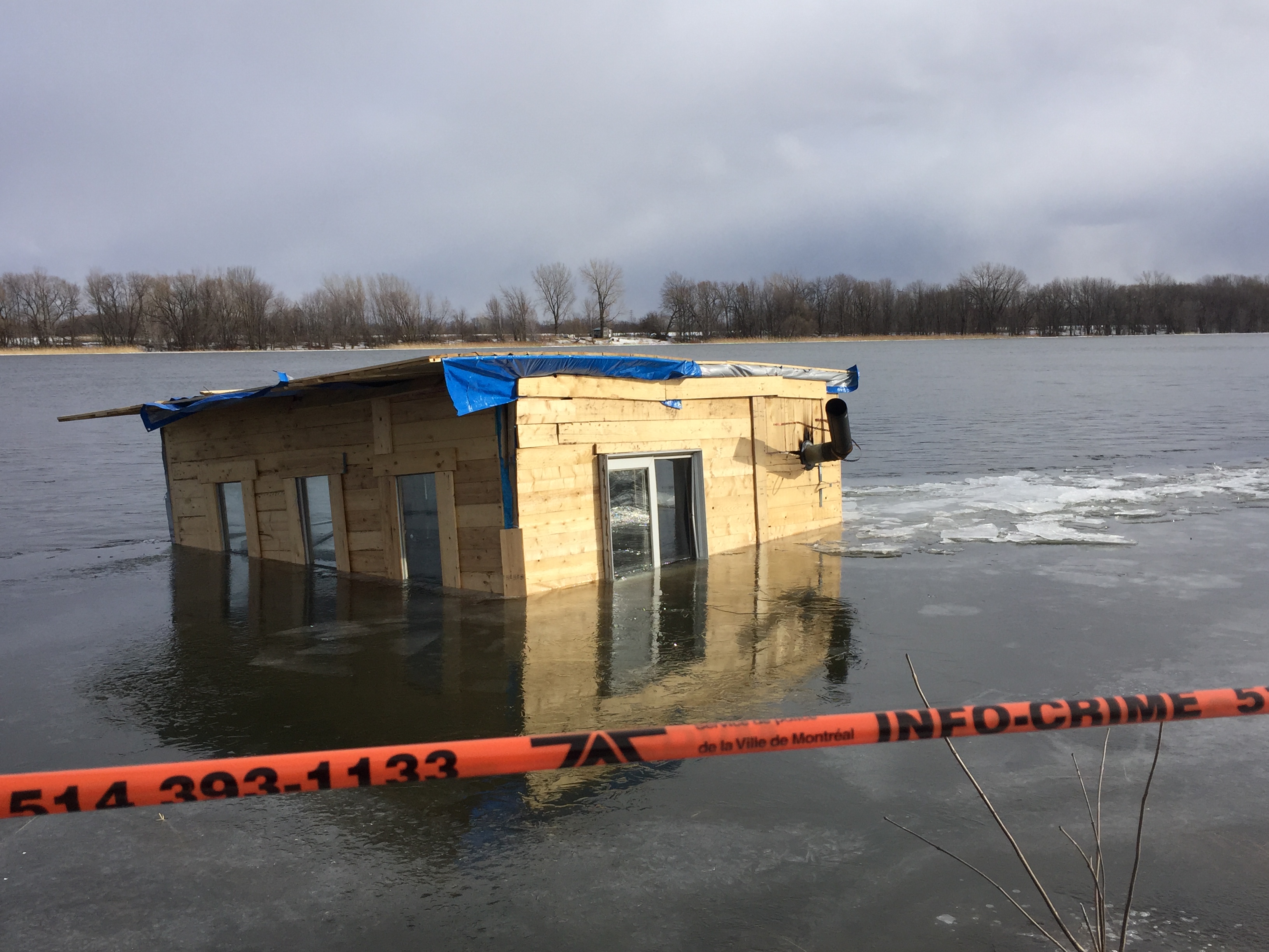 Une cabane à pêche sombre dans le fleuve Saint-Laurent près de l'intersection des rues Bellerive et Pauline-Donalda, dans le quartier Pointe-aux-Trembles de Montréal, le 3 mars 2017.