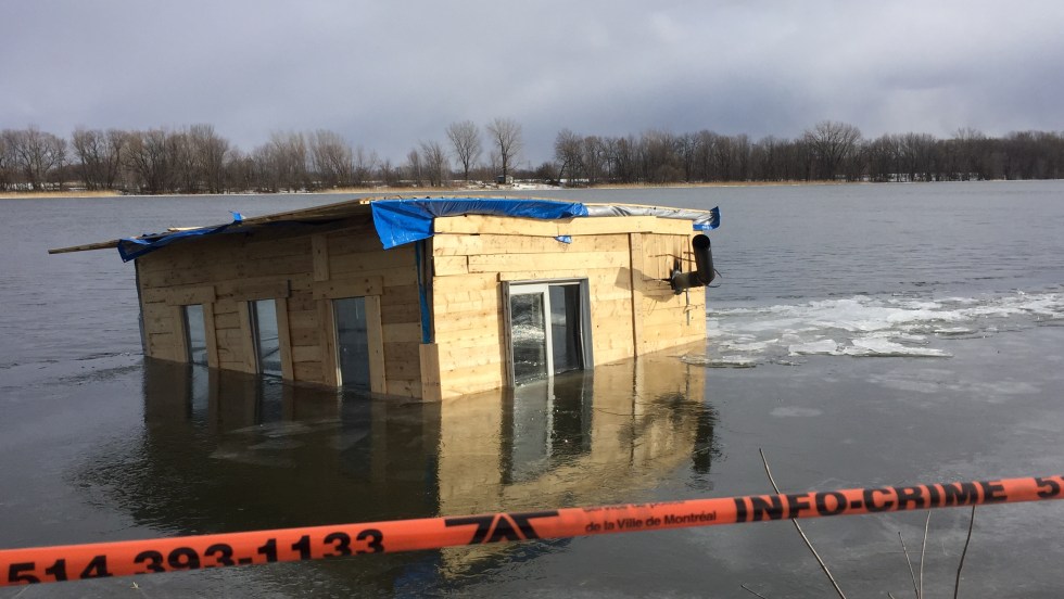 Une cabane à pêche sombre dans le fleuve Saint-Laurent près de l'intersection des rues Bellerive et Pauline-Donalda, dans le quartier Pointe-aux-Trembles de Montréal, le 3 mars 2017.