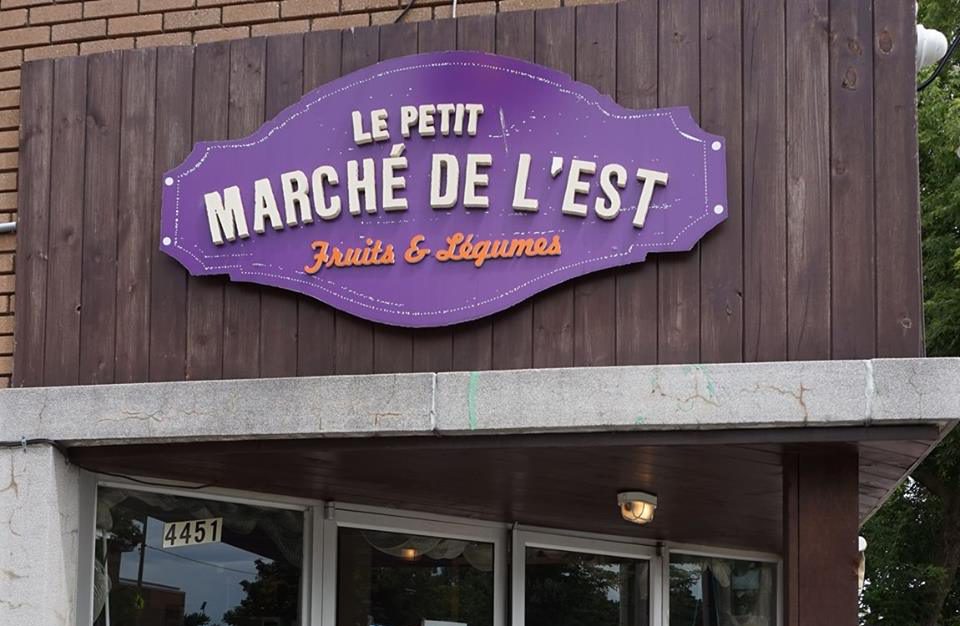 Le Petit Marché de l'Est offrait des fruits et des légumes frais dans Rosemont.