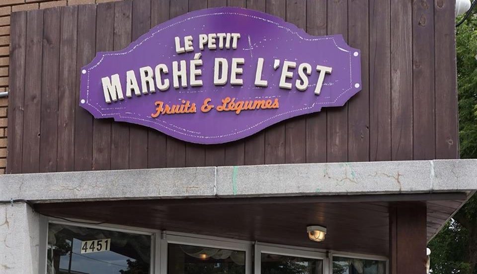 Le Petit Marché de l'Est offrait des fruits et des légumes frais dans Rosemont.