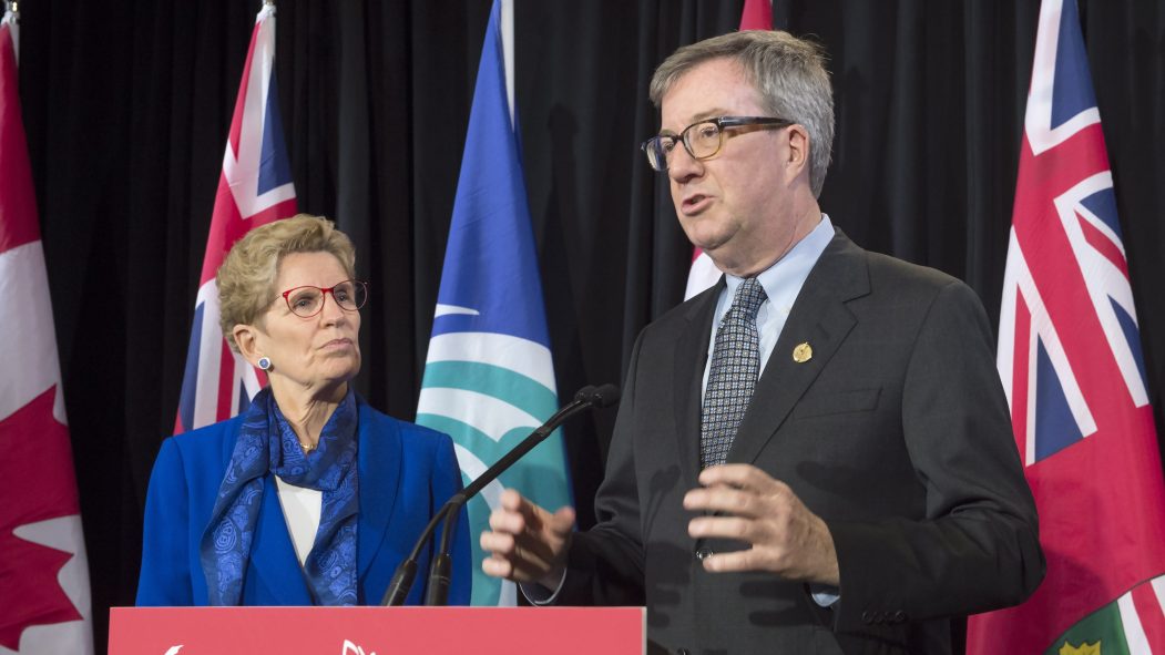 La première ministre de l'Ontario, Kathleen Wynne, et le maire d'Ottawa, Jim Watson