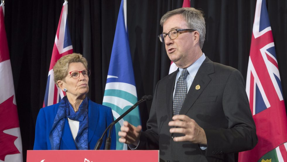 La première ministre de l'Ontario, Kathleen Wynne, et le maire d'Ottawa, Jim Watson