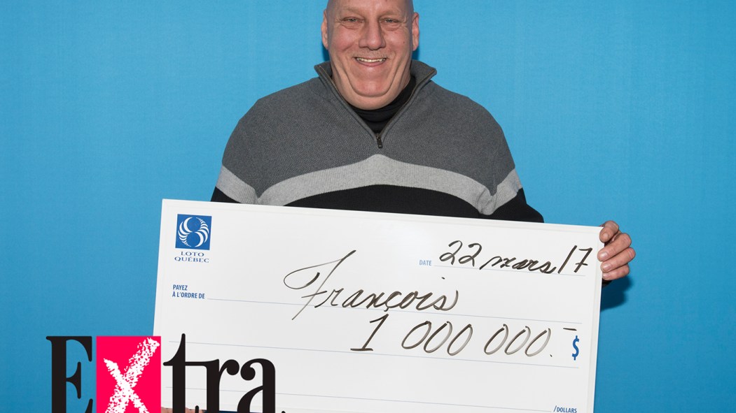 François Loubert pose avec son chèque d'un million de dollars remporté à l'Extra le 21 mars 2017.