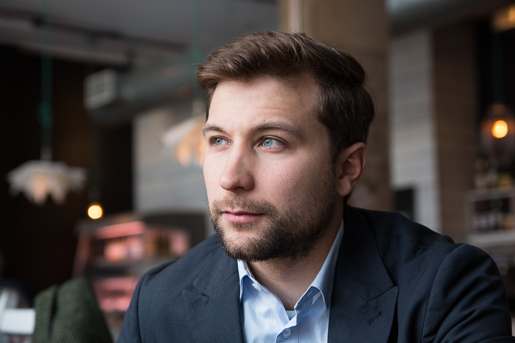 Gabriel Nadeau-Dubois, coporte-parole de QUébec solidaire, assis dans un restaurant.