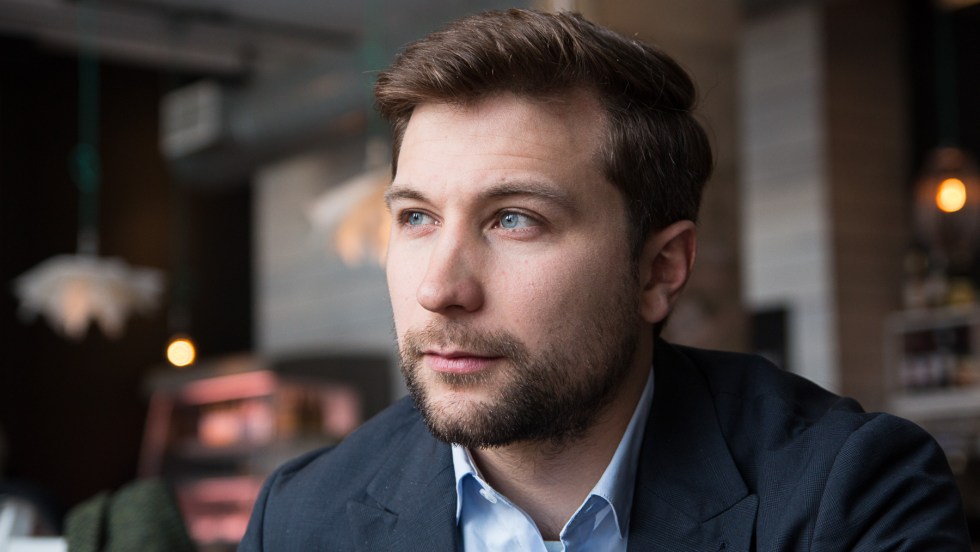 Gabriel Nadeau-Dubois, coporte-parole de QUébec solidaire, assis dans un restaurant.