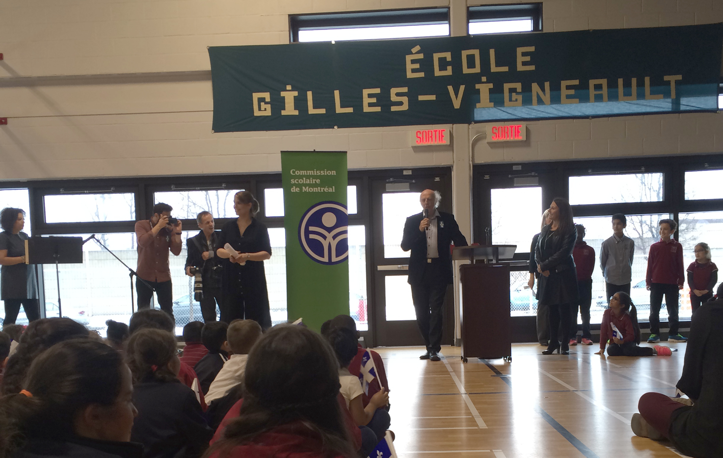 Gilles Vigneault inaugure l'agrandissement d'une école